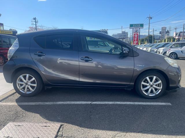 アクア Ｇ／八王子直仕入／走行７５１７３ｋｍ／ブレーキアシスト機能／　禁煙車／雹害車／ＥＢＤ機能付ＡＢＳ搭載／横滑り防止／ＣＤオーディオ／オートライト／盗難防止装置／プッシュスタート／革巻きステアリング／フロアマット／サイドバイザー／ヘッドライトレベライザー／スペアキー（7枚目）