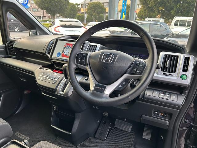 ステップワゴンスパーダ Ｚ／九州仕入れ／走行６４０１７ｋｍ／ホンダ純正メモリーナビ／　両側ＰＳＤ／バックカメラ／ビルトインＥＴＣ／フルセグ／ＣＤ／ＤＶＤ／オートクルーズコントロール／パドルシフト／ＨＩＤヘッドライト／フォグ／横滑り防止／盗難防止／フロアマット／サイドバイザー／スペアキー（11枚目）
