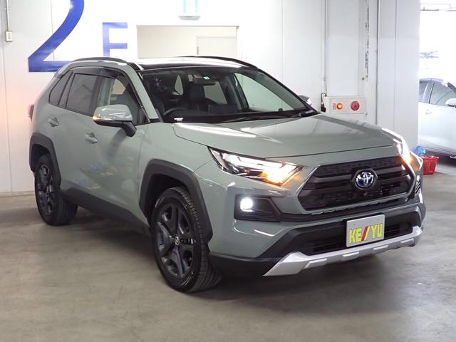 ＲＡＶ４ ハイブリッドアドベンチャー　４ＷＤ　パノラマムーンルーフ　デジタルインナーミラー　ナビキット＆９インチディスプレイ　全方位モニター　ＥＴＣ２．０　シートベンチレーション　ステアヒーター　パワーシート　パワーバックドア　セーフティセンス（5枚目）