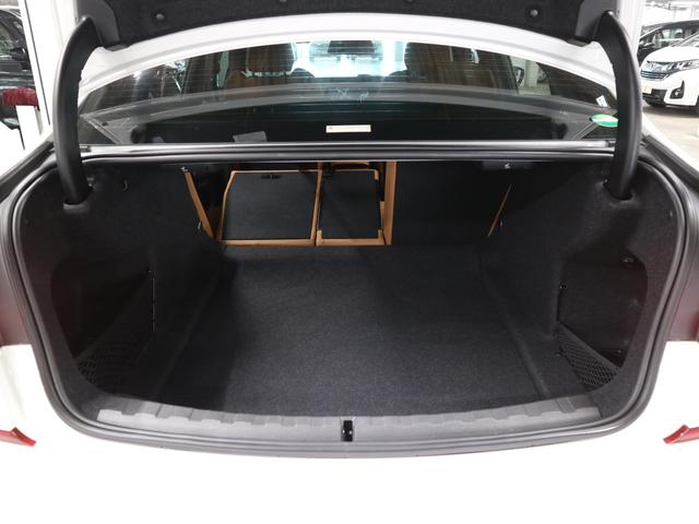 ３シリーズ ３２０ｉ　Ｍスポーツ　ハイラインＰＫＧ　ドライビングアシスト　ヴァーネスカレザーシート／コニャック　シートヒーター　パワートランク　パーキングアシスト　３Ｄビューカメラ　ＢＭＷライブコックピット　１０．２５インチナビ　ワイヤレス充電　ＥＴＣ２．０　純正１８ＡＷ（28枚目）