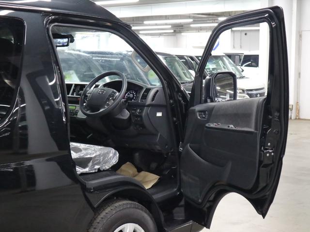 ハイエースワゴン ＧＬ　デジタルインナーミラー　パノラミックビューモニター　トヨタセーフティセンス　パワースライドドア　スマートキー　電動格納ドアミラー　オートエアコン　ＡＣ１００Ｖ　パーキングセンサー　ＬＥＤヘッドランプ（10枚目）
