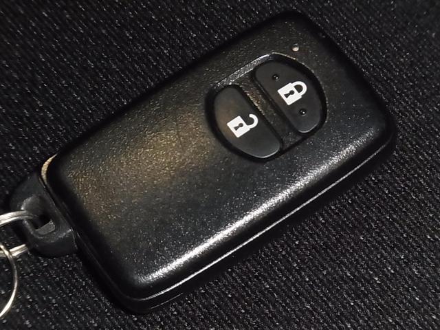 カローラフィールダー ハイブリッド　ＥＸ　セーフティセンス　誤発進抑制機能　車線逸脱警報　クリアランスソナー　純正ナビ　ＥＴＣ　バックカメラ　Ｂｌｕｅｔｏｏｔｈオーディオ　ＴＶ　ＣＤ　ナノイー／オートエアコン　スマートキー　記録簿・取扱説明書（42枚目）