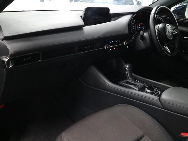 ＭＡＺＤＡ３ファストバック ２０Ｓプロアクティブ　衝突軽減ブレーキ　レーダークルーズ　車線逸脱警報　ＨＵＤ　マツダコネクト　バックカメラ　Ｂｌｕｅｔｏｏｔｈオーディオ　ＥＴＣ　パドルシフト　パーキングセンサー　ＬＥＤライト　純正１８ＡＷ　スペアキー有（23枚目）