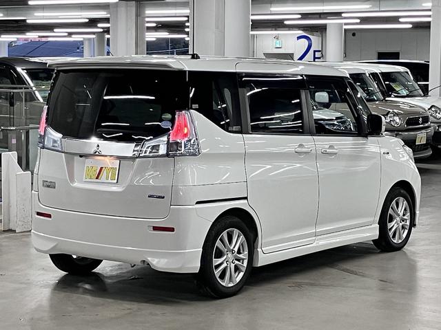 デリカD:2 ハイブリッドSZ ナビパッケージ 純正フルエアロ 衝突軽減ブレーキ 車線逸脱警報 全方位モニター付メモリーナビ シートヒーター 両側電動スライド BTオーディオ フルセグTV ETC クルコン 後席テーブル&サンシェード スマートキー HIDライト(3枚目)