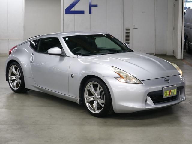 フェアレディZ バージョンS 6速マニュアル ストラーダナビ バックカメラ CD・DVD再生 Bluetoothオーディオ フルセグTV ETC インテリキー オートエアコン 電動格納ドアミラー HIDランプ 純正19AW&キャリパー スペアキー(5枚目)