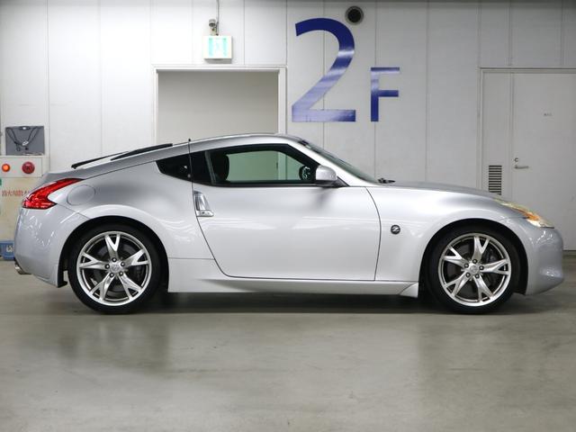 フェアレディZ バージョンS 6速マニュアル ストラーダナビ バックカメラ CD・DVD再生 Bluetoothオーディオ フルセグTV ETC インテリキー オートエアコン 電動格納ドアミラー HIDランプ 純正19AW&キャリパー スペアキー(9枚目)