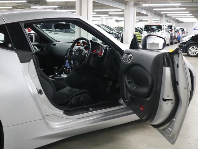 フェアレディZ バージョンS 6速マニュアル ストラーダナビ バックカメラ CD・DVD再生 Bluetoothオーディオ フルセグTV ETC インテリキー オートエアコン 電動格納ドアミラー HIDランプ 純正19AW&キャリパー スペアキー(12枚目)