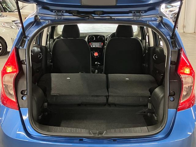 ノート Ｘ　ＤＩＧ－Ｓ　エマージェンシーブレーキパッケージ　エマージェンシーブレーキ　車線逸脱警報　純正ナビ　バックカメラ　ＣＤ・ＤＶＤ　Ｂｌｕｅｔｏｏｔｈオーディオ　フルセグ　ＥＴＣ　インテリキー　電動格納ドアミラー　オートエアコン　ヘッドライトレベライザー（16枚目）