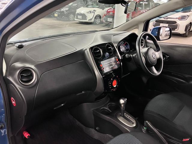 ノート Ｘ　ＤＩＧ－Ｓ　エマージェンシーブレーキパッケージ　エマージェンシーブレーキ　車線逸脱警報　純正ナビ　バックカメラ　ＣＤ・ＤＶＤ　Ｂｌｕｅｔｏｏｔｈオーディオ　フルセグ　ＥＴＣ　インテリキー　電動格納ドアミラー　オートエアコン　ヘッドライトレベライザー（23枚目）