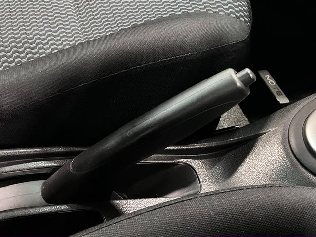 ノート Ｘ　ＤＩＧ－Ｓ　エマージェンシーブレーキパッケージ　エマージェンシーブレーキ　車線逸脱警報　純正ナビ　バックカメラ　ＣＤ・ＤＶＤ　Ｂｌｕｅｔｏｏｔｈオーディオ　フルセグ　ＥＴＣ　インテリキー　電動格納ドアミラー　オートエアコン　ヘッドライトレベライザー（31枚目）