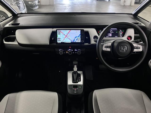 フィット ｅ：ＨＥＶベーシック　ホンダセンシング　ワンオーナー　純正９インチナビ　バックカメラ　ＢＴオーディオ　フルセグＴＶ　ＣＤ・ＤＶＤ　ＥＴＣ　誤発進抑制機能　アダプティブクルーズ　パーキングセンサー　ブレーキホールド　ＬＥＤライト　スマートキー　スペアキー有（4枚目）
