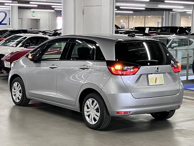 フィット ｅ：ＨＥＶベーシック　ホンダセンシング　ワンオーナー　純正９インチナビ　バックカメラ　ＢＴオーディオ　フルセグＴＶ　ＣＤ・ＤＶＤ　ＥＴＣ　誤発進抑制機能　アダプティブクルーズ　パーキングセンサー　ブレーキホールド　ＬＥＤライト　スマートキー　スペアキー有（8枚目）