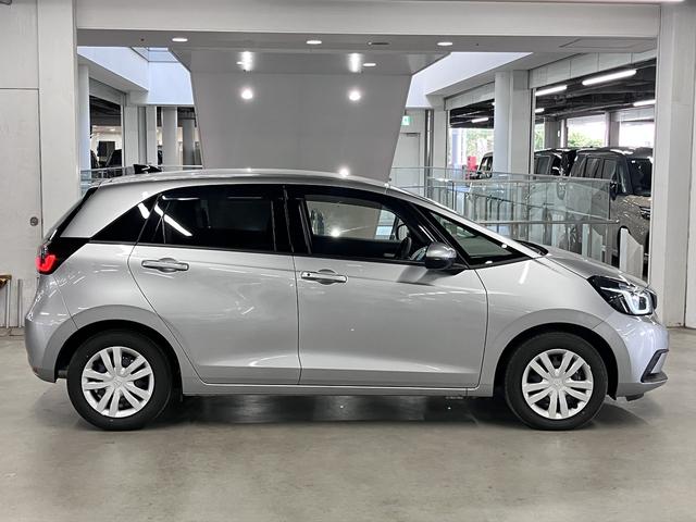 フィット ｅ：ＨＥＶベーシック　ホンダセンシング　ワンオーナー　純正９インチナビ　バックカメラ　ＢＴオーディオ　フルセグＴＶ　ＣＤ・ＤＶＤ　ＥＴＣ　誤発進抑制機能　アダプティブクルーズ　パーキングセンサー　ブレーキホールド　ＬＥＤライト　スマートキー　スペアキー有（9枚目）