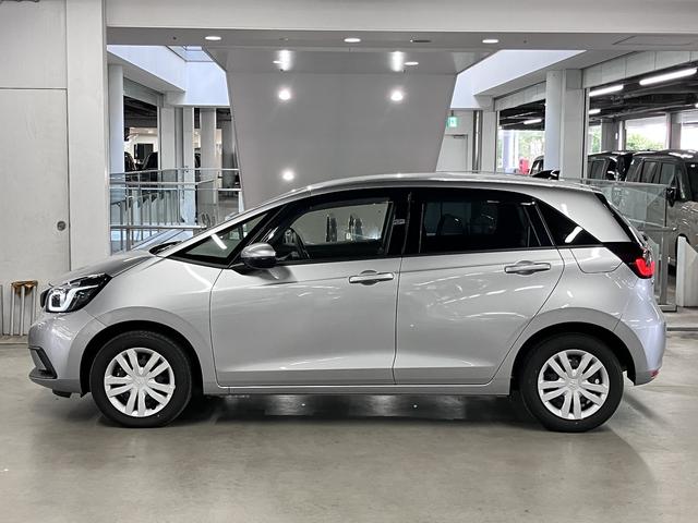 フィット ｅ：ＨＥＶベーシック　ホンダセンシング　ワンオーナー　純正９インチナビ　バックカメラ　ＢＴオーディオ　フルセグＴＶ　ＣＤ・ＤＶＤ　ＥＴＣ　誤発進抑制機能　アダプティブクルーズ　パーキングセンサー　ブレーキホールド　ＬＥＤライト　スマートキー　スペアキー有（10枚目）