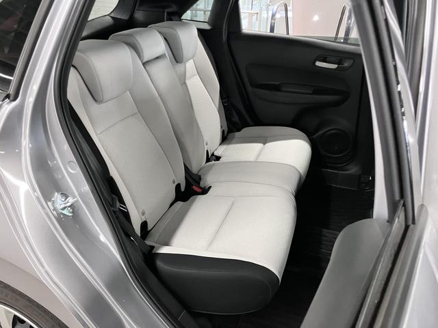 フィット ｅ：ＨＥＶベーシック　ホンダセンシング　ワンオーナー　純正９インチナビ　バックカメラ　ＢＴオーディオ　フルセグＴＶ　ＣＤ・ＤＶＤ　ＥＴＣ　誤発進抑制機能　アダプティブクルーズ　パーキングセンサー　ブレーキホールド　ＬＥＤライト　スマートキー　スペアキー有（14枚目）