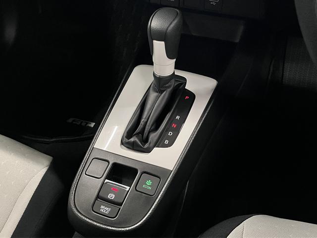 フィット ｅ：ＨＥＶベーシック　ホンダセンシング　ワンオーナー　純正９インチナビ　バックカメラ　ＢＴオーディオ　フルセグＴＶ　ＣＤ・ＤＶＤ　ＥＴＣ　誤発進抑制機能　アダプティブクルーズ　パーキングセンサー　ブレーキホールド　ＬＥＤライト　スマートキー　スペアキー有（17枚目）