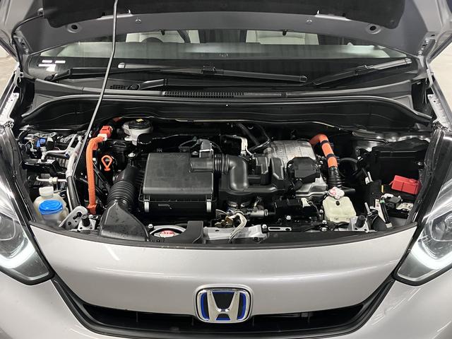 フィット ｅ：ＨＥＶベーシック　ホンダセンシング　ワンオーナー　純正９インチナビ　バックカメラ　ＢＴオーディオ　フルセグＴＶ　ＣＤ・ＤＶＤ　ＥＴＣ　誤発進抑制機能　アダプティブクルーズ　パーキングセンサー　ブレーキホールド　ＬＥＤライト　スマートキー　スペアキー有（21枚目）
