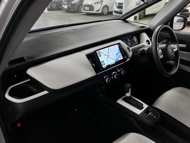 フィット ｅ：ＨＥＶベーシック　ホンダセンシング　ワンオーナー　純正９インチナビ　バックカメラ　ＢＴオーディオ　フルセグＴＶ　ＣＤ・ＤＶＤ　ＥＴＣ　誤発進抑制機能　アダプティブクルーズ　パーキングセンサー　ブレーキホールド　ＬＥＤライト　スマートキー　スペアキー有（23枚目）