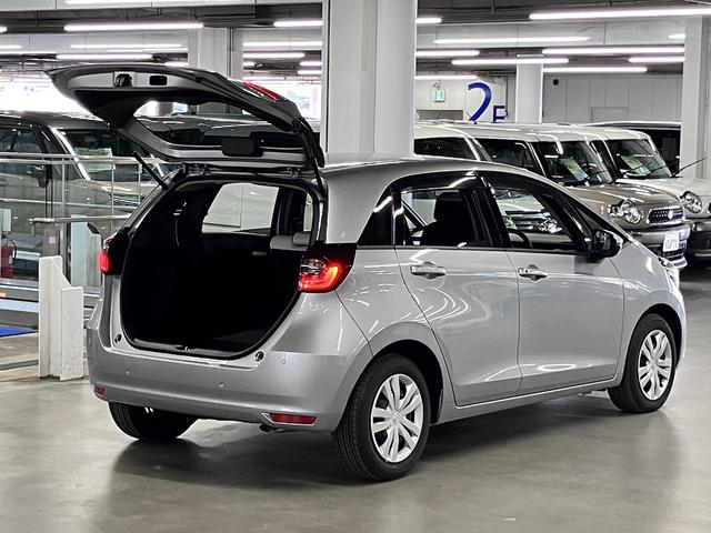 フィット ｅ：ＨＥＶベーシック　ホンダセンシング　ワンオーナー　純正９インチナビ　バックカメラ　ＢＴオーディオ　フルセグＴＶ　ＣＤ・ＤＶＤ　ＥＴＣ　誤発進抑制機能　アダプティブクルーズ　パーキングセンサー　ブレーキホールド　ＬＥＤライト　スマートキー　スペアキー有（25枚目）