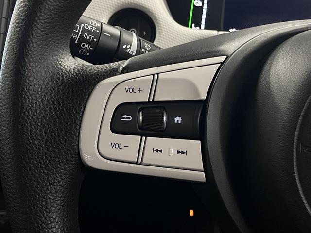 フィット ｅ：ＨＥＶベーシック　ホンダセンシング　ワンオーナー　純正９インチナビ　バックカメラ　ＢＴオーディオ　フルセグＴＶ　ＣＤ・ＤＶＤ　ＥＴＣ　誤発進抑制機能　アダプティブクルーズ　パーキングセンサー　ブレーキホールド　ＬＥＤライト　スマートキー　スペアキー有（39枚目）