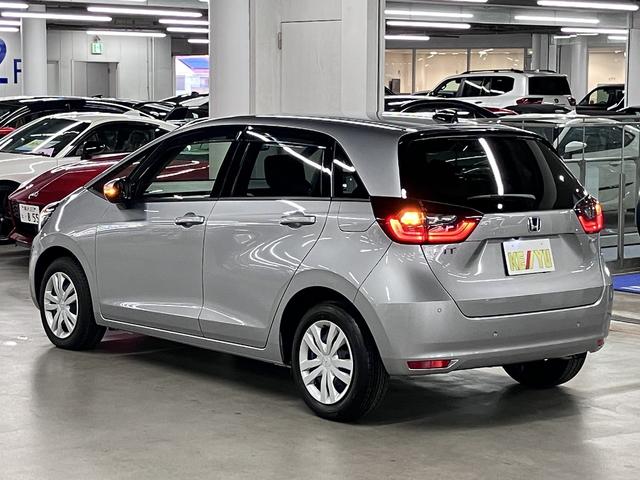 フィット ｅ：ＨＥＶベーシック　ホンダセンシング　ワンオーナー　純正９インチナビ　バックカメラ　ＢＴオーディオ　フルセグＴＶ　ＣＤ・ＤＶＤ　ＥＴＣ　誤発進抑制機能　アダプティブクルーズ　パーキングセンサー　オートブレーキホールド　ＬＥＤライト　スマートキー　記録簿（8枚目）