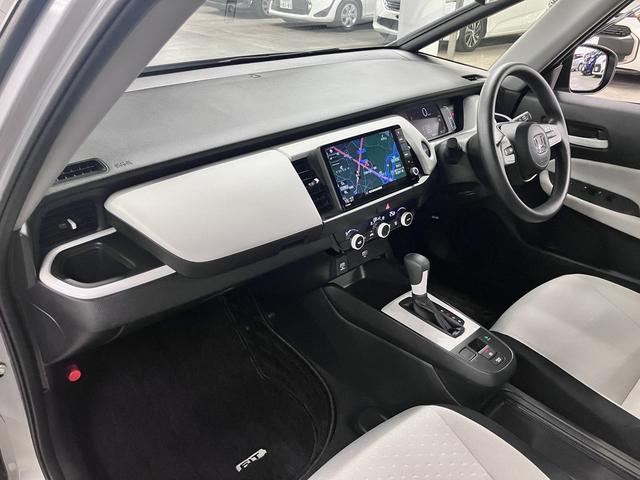 フィット ｅ：ＨＥＶベーシック　ホンダセンシング　ワンオーナー　純正９インチナビ　バックカメラ　ＢＴオーディオ　フルセグＴＶ　ＣＤ・ＤＶＤ　ＥＴＣ　誤発進抑制機能　アダプティブクルーズ　パーキングセンサー　オートブレーキホールド　ＬＥＤライト　スマートキー　記録簿（23枚目）