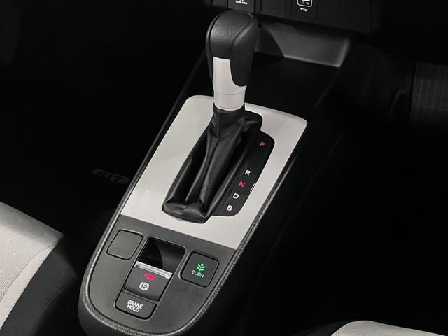 フィット ｅ：ＨＥＶベーシック　ホンダセンシング　ワンオーナー　純正９インチナビ　バックカメラ　ＢＴオーディオ　フルセグＴＶ　ＣＤ・ＤＶＤ　ＥＴＣ　誤発進抑制機能　アダプティブクルーズ　パーキングセンサー　オートブレーキホールド　ＬＥＤライト　スマートキー　記録簿（38枚目）