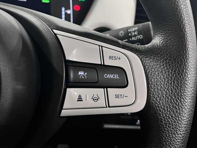 フィット ｅ：ＨＥＶベーシック　ホンダセンシング　ワンオーナー　純正９インチナビ　バックカメラ　ＢＴオーディオ　フルセグＴＶ　ＣＤ・ＤＶＤ　ＥＴＣ　誤発進抑制機能　アダプティブクルーズ　パーキングセンサー　オートブレーキホールド　ＬＥＤライト　スマートキー　記録簿（41枚目）