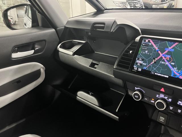 フィット ｅ：ＨＥＶベーシック　ホンダセンシング　ワンオーナー　純正９インチナビ　バックカメラ　ＢＴオーディオ　フルセグＴＶ　ＣＤ・ＤＶＤ　ＥＴＣ　誤発進抑制機能　アダプティブクルーズ　パーキングセンサー　オートブレーキホールド　ＬＥＤライト　スマートキー　記録簿（47枚目）