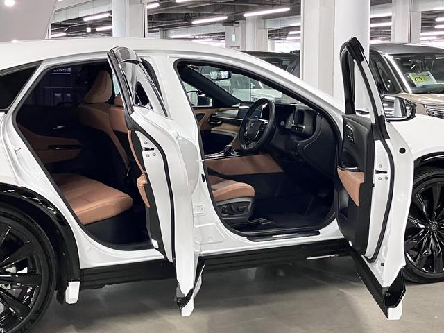 クラウンスポーツ Z 4WD 内装/サンドブラウン モデリスタフルエアロ パノラマルーフ アドバンストパーク パノラミックビュー デジタルミラー HUD 12.3インチナビ ETC2.0 本革 ベンチレーション ステアヒーター パワーバックドア おくだけ充電 AC1500W(12枚目)