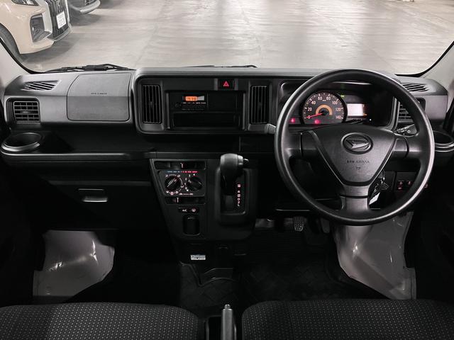 ハイゼットカーゴ デラックス SAIII ハイルーフ スマートアシスト3 誤発進抑制機能 車線逸脱警報 オートハイビーム LEDヘッドランプ 純正ラジオデッキ オーバーヘッドシェルフ アイドリングストップ パワーウインドウ エアコン キーレス スペアキー(4枚目)