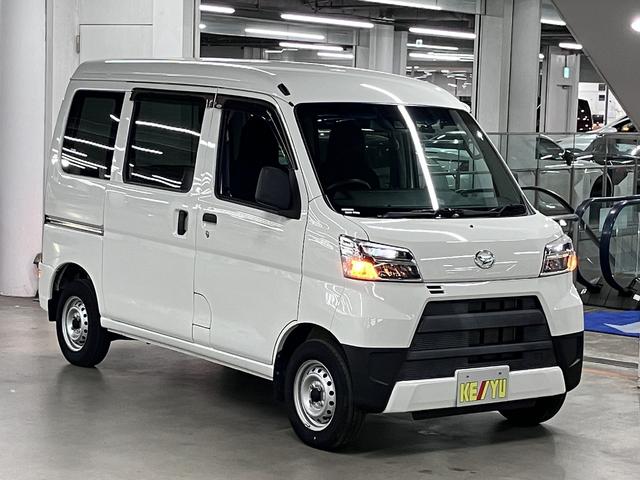 ハイゼットカーゴ デラックス SAIII ハイルーフ スマートアシスト3 誤発進抑制機能 車線逸脱警報 オートハイビーム LEDヘッドランプ 純正ラジオデッキ オーバーヘッドシェルフ アイドリングストップ パワーウインドウ エアコン キーレス スペアキー(5枚目)