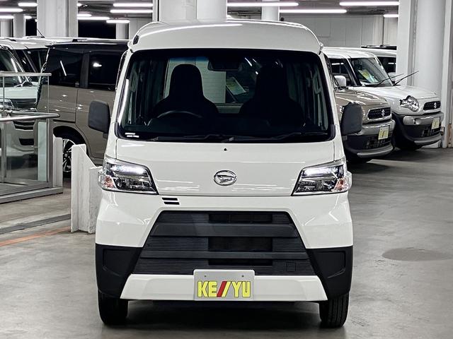 ハイゼットカーゴ デラックス SAIII ハイルーフ スマートアシスト3 誤発進抑制機能 車線逸脱警報 オートハイビーム LEDヘッドランプ 純正ラジオデッキ オーバーヘッドシェルフ アイドリングストップ パワーウインドウ エアコン キーレス スペアキー(6枚目)