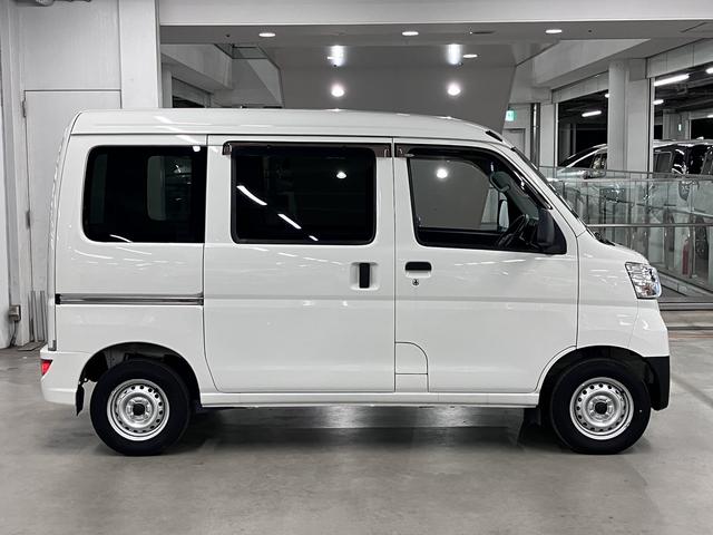 ハイゼットカーゴ デラックス SAIII ハイルーフ スマートアシスト3 誤発進抑制機能 車線逸脱警報 オートハイビーム LEDヘッドランプ 純正ラジオデッキ オーバーヘッドシェルフ アイドリングストップ パワーウインドウ エアコン キーレス スペアキー(9枚目)
