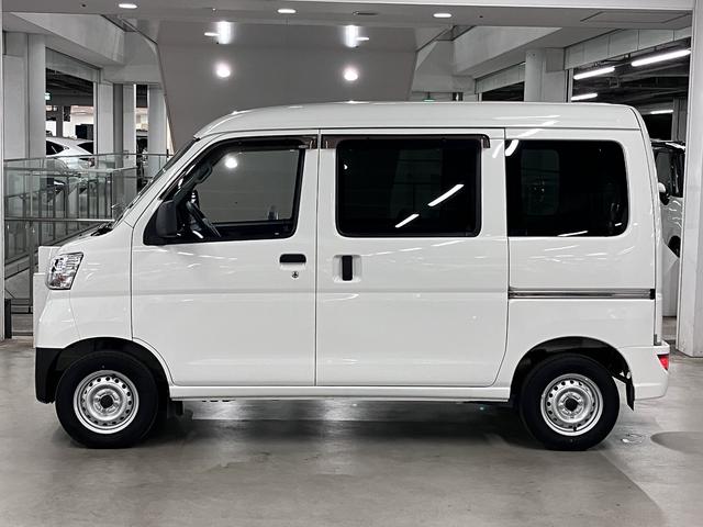 ハイゼットカーゴ デラックス SAIII ハイルーフ スマートアシスト3 誤発進抑制機能 車線逸脱警報 オートハイビーム LEDヘッドランプ 純正ラジオデッキ オーバーヘッドシェルフ アイドリングストップ パワーウインドウ エアコン キーレス スペアキー(10枚目)