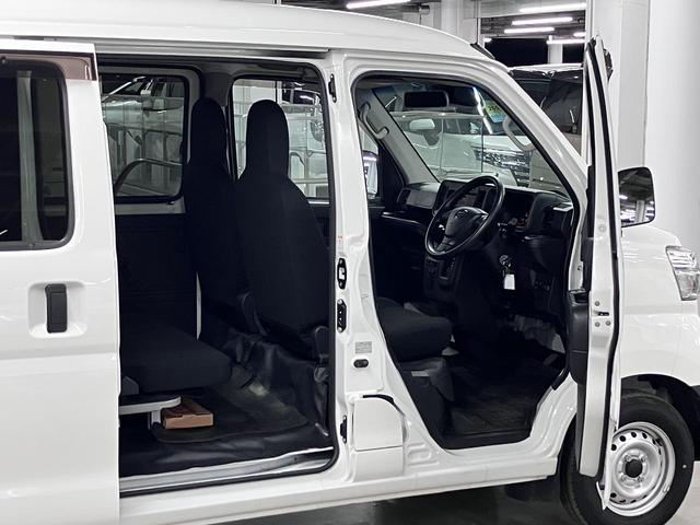ハイゼットカーゴ デラックス SAIII ハイルーフ スマートアシスト3 誤発進抑制機能 車線逸脱警報 オートハイビーム LEDヘッドランプ 純正ラジオデッキ オーバーヘッドシェルフ アイドリングストップ パワーウインドウ エアコン キーレス スペアキー(12枚目)