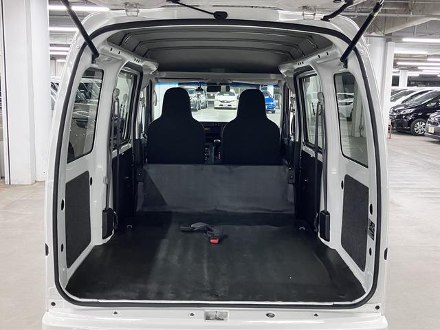 ハイゼットカーゴ デラックス SAIII ハイルーフ スマートアシスト3 誤発進抑制機能 車線逸脱警報 オートハイビーム LEDヘッドランプ 純正ラジオデッキ オーバーヘッドシェルフ アイドリングストップ パワーウインドウ エアコン キーレス スペアキー(15枚目)