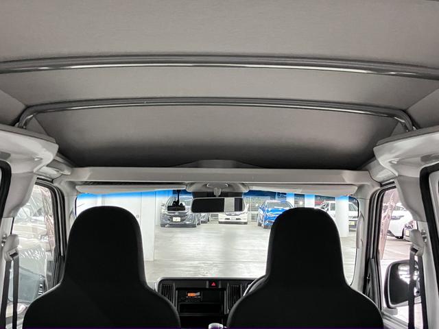 ハイゼットカーゴ デラックス SAIII ハイルーフ スマートアシスト3 誤発進抑制機能 車線逸脱警報 オートハイビーム LEDヘッドランプ 純正ラジオデッキ オーバーヘッドシェルフ アイドリングストップ パワーウインドウ エアコン キーレス スペアキー(16枚目)