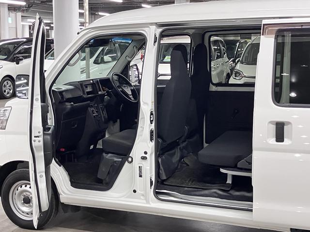 ハイゼットカーゴ デラックス SAIII ハイルーフ スマートアシスト3 誤発進抑制機能 車線逸脱警報 オートハイビーム LEDヘッドランプ 純正ラジオデッキ オーバーヘッドシェルフ アイドリングストップ パワーウインドウ エアコン キーレス スペアキー(22枚目)