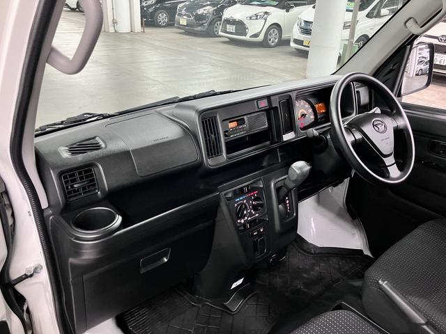 ハイゼットカーゴ デラックス SAIII ハイルーフ スマートアシスト3 誤発進抑制機能 車線逸脱警報 オートハイビーム LEDヘッドランプ 純正ラジオデッキ オーバーヘッドシェルフ アイドリングストップ パワーウインドウ エアコン キーレス スペアキー(23枚目)