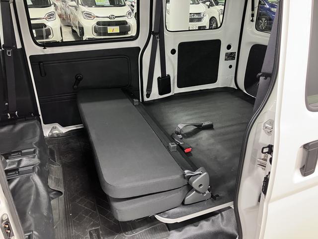 ハイゼットカーゴ デラックス SAIII ハイルーフ スマートアシスト3 誤発進抑制機能 車線逸脱警報 オートハイビーム LEDヘッドランプ 純正ラジオデッキ オーバーヘッドシェルフ アイドリングストップ パワーウインドウ エアコン キーレス スペアキー(25枚目)