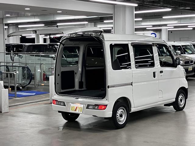 ハイゼットカーゴ デラックス SAIII ハイルーフ スマートアシスト3 誤発進抑制機能 車線逸脱警報 オートハイビーム LEDヘッドランプ 純正ラジオデッキ オーバーヘッドシェルフ アイドリングストップ パワーウインドウ エアコン キーレス スペアキー(26枚目)