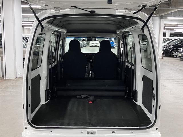 ハイゼットカーゴ デラックス SAIII ハイルーフ スマートアシスト3 誤発進抑制機能 車線逸脱警報 オートハイビーム LEDヘッドランプ 純正ラジオデッキ オーバーヘッドシェルフ アイドリングストップ パワーウインドウ エアコン キーレス スペアキー(28枚目)