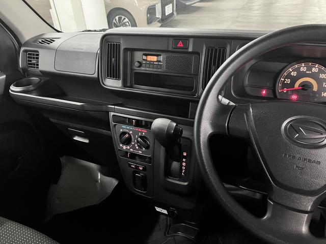 ハイゼットカーゴ デラックス SAIII ハイルーフ スマートアシスト3 誤発進抑制機能 車線逸脱警報 オートハイビーム LEDヘッドランプ 純正ラジオデッキ オーバーヘッドシェルフ アイドリングストップ パワーウインドウ エアコン キーレス スペアキー(30枚目)