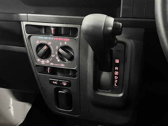 ハイゼットカーゴ デラックス SAIII ハイルーフ スマートアシスト3 誤発進抑制機能 車線逸脱警報 オートハイビーム LEDヘッドランプ 純正ラジオデッキ オーバーヘッドシェルフ アイドリングストップ パワーウインドウ エアコン キーレス スペアキー(32枚目)