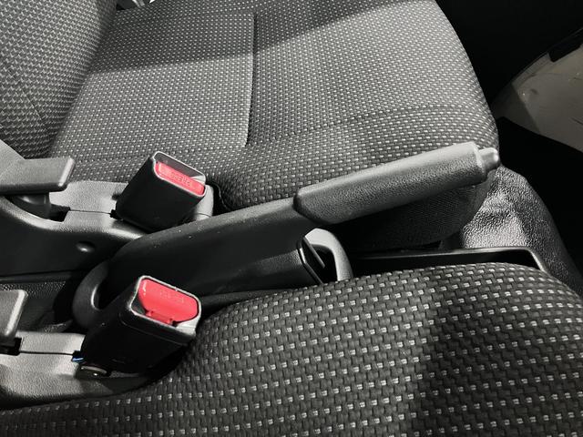 ハイゼットカーゴ デラックス SAIII ハイルーフ スマートアシスト3 誤発進抑制機能 車線逸脱警報 オートハイビーム LEDヘッドランプ 純正ラジオデッキ オーバーヘッドシェルフ アイドリングストップ パワーウインドウ エアコン キーレス スペアキー(33枚目)