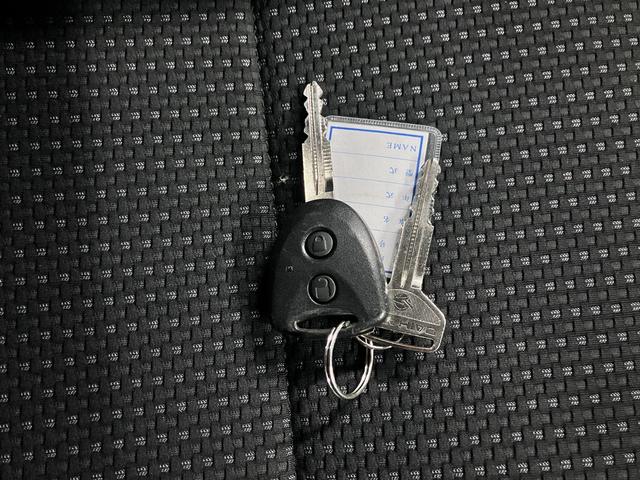 ハイゼットカーゴ デラックス SAIII ハイルーフ スマートアシスト3 誤発進抑制機能 車線逸脱警報 オートハイビーム LEDヘッドランプ 純正ラジオデッキ オーバーヘッドシェルフ アイドリングストップ パワーウインドウ エアコン キーレス スペアキー(41枚目)