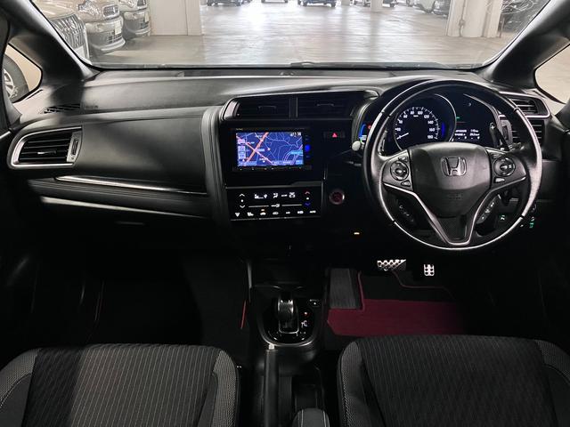 フィットハイブリッド S ホンダセンシング 寒冷地仕様 無限マフラー 衝突軽減ブレーキ 車線逸脱警報 アダプティブクルーズ パドルシフト ETC 純正ナビ バックカメラ BTオーディオ フルセグ スマートキー オートリトラミラー LEDランプ(4枚目)