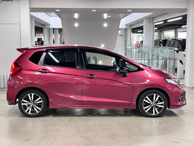 フィットハイブリッド S ホンダセンシング 寒冷地仕様 無限マフラー 衝突軽減ブレーキ 車線逸脱警報 アダプティブクルーズ パドルシフト ETC 純正ナビ バックカメラ BTオーディオ フルセグ スマートキー オートリトラミラー LEDランプ(9枚目)