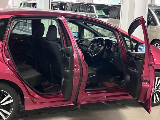 フィットハイブリッド S ホンダセンシング 寒冷地仕様 無限マフラー 衝突軽減ブレーキ 車線逸脱警報 アダプティブクルーズ パドルシフト ETC 純正ナビ バックカメラ BTオーディオ フルセグ スマートキー オートリトラミラー LEDランプ(12枚目)